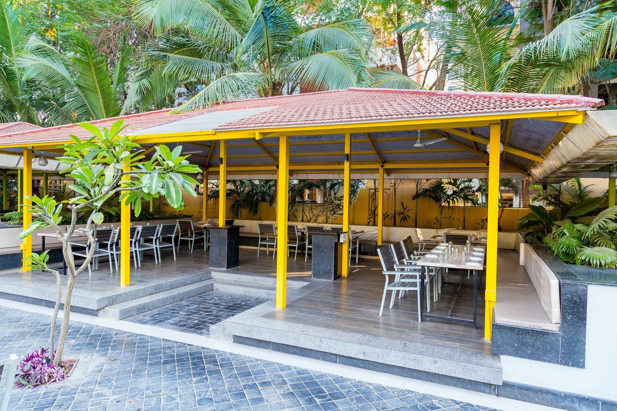 Collection O Rajwada Near The Pavillion 3*