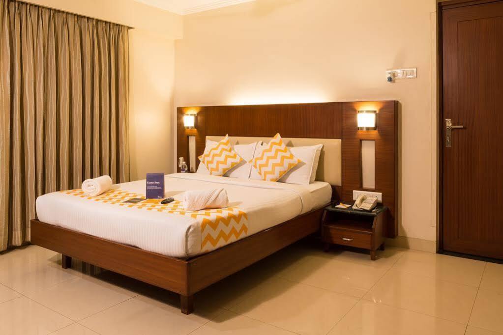 Collection O Rajwada Near The Pavillion 3*